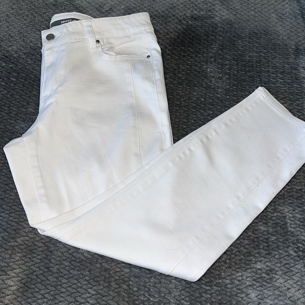 DKYN Soho Stylish White Skinny Jeans. Size 12. Stretch for comfort. NWT.